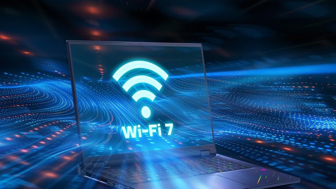 Na obrazie widać laptop z wyświetlonym na ekranie symbolem Wi-Fi i napisem \'Wi-Fi 7\'. W tle widoczne są niebieskie, świetliste linie przypominające fale danych.