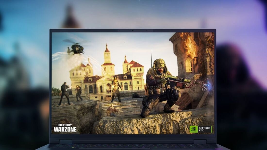 Na ekranie laptopa wyświetlana jest scena z gry Call of Duty: Warzone, przedstawiająca żołnierza z bronią na tle budynków. W prawym dolnym rogu ekranu widoczne jest logo GeForce RTX.