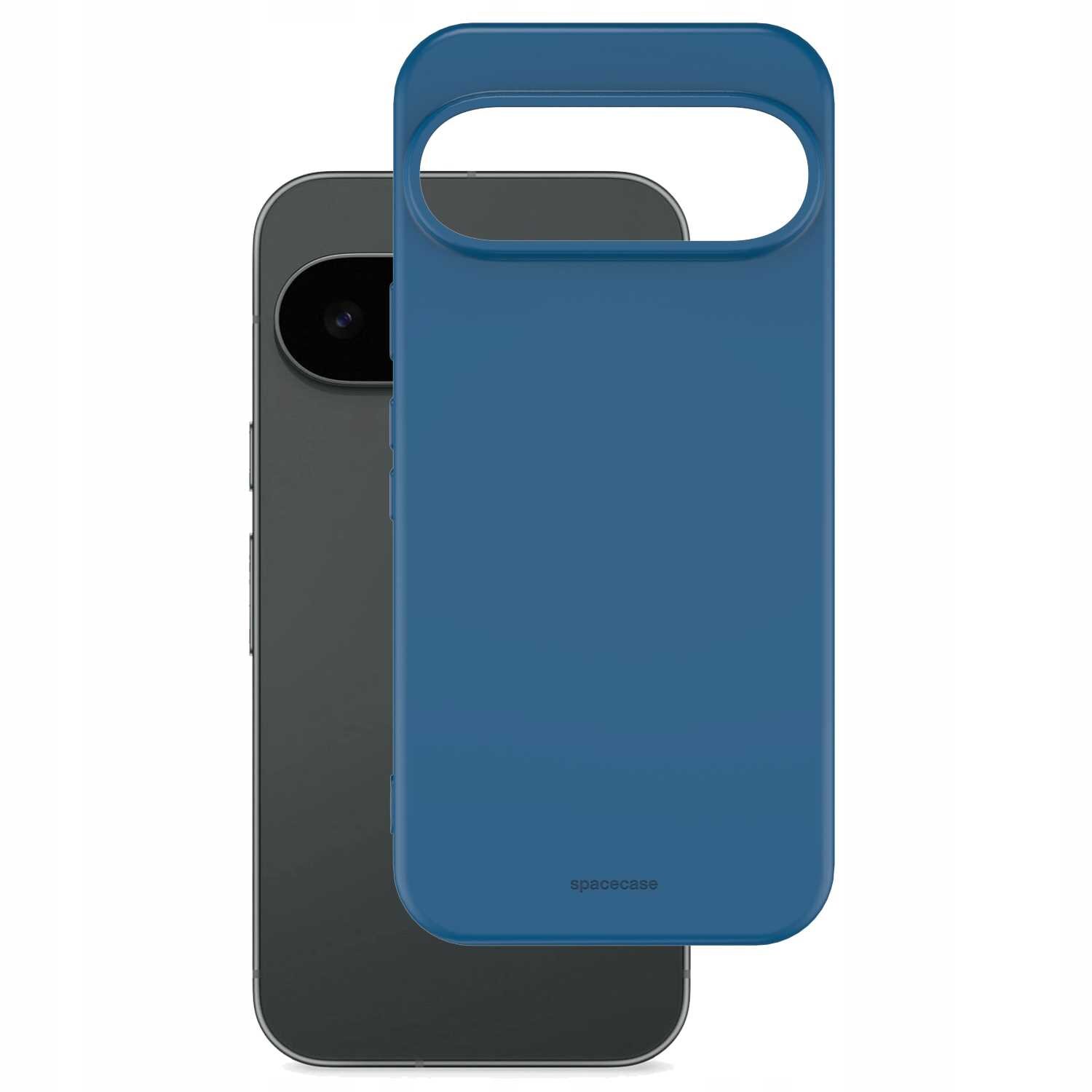 Na obrazie widoczne jest niebieskie silikonowe etui z dużym otworem na aparat, z napisem \'spacecase\' na dole. W tle znajduje się ciemny telefon z widocznym obiektywem aparatu.