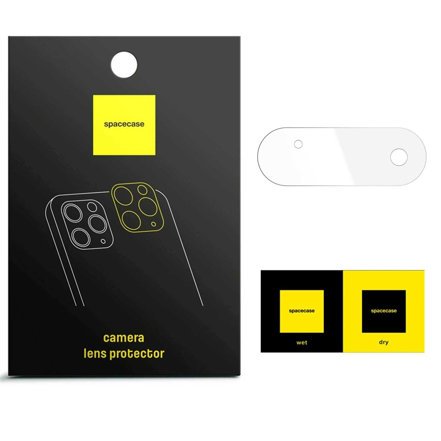 Na obrazie widoczny jest zestaw do ochrony obiektywu aparatu, w skład którego wchodzi szkło hartowane oraz opakowanie z napisem \'spacecase camera lens protector\'. Obok znajdują się dwie ściereczki oznaczone jako \'wet\' i \'dry\'.
