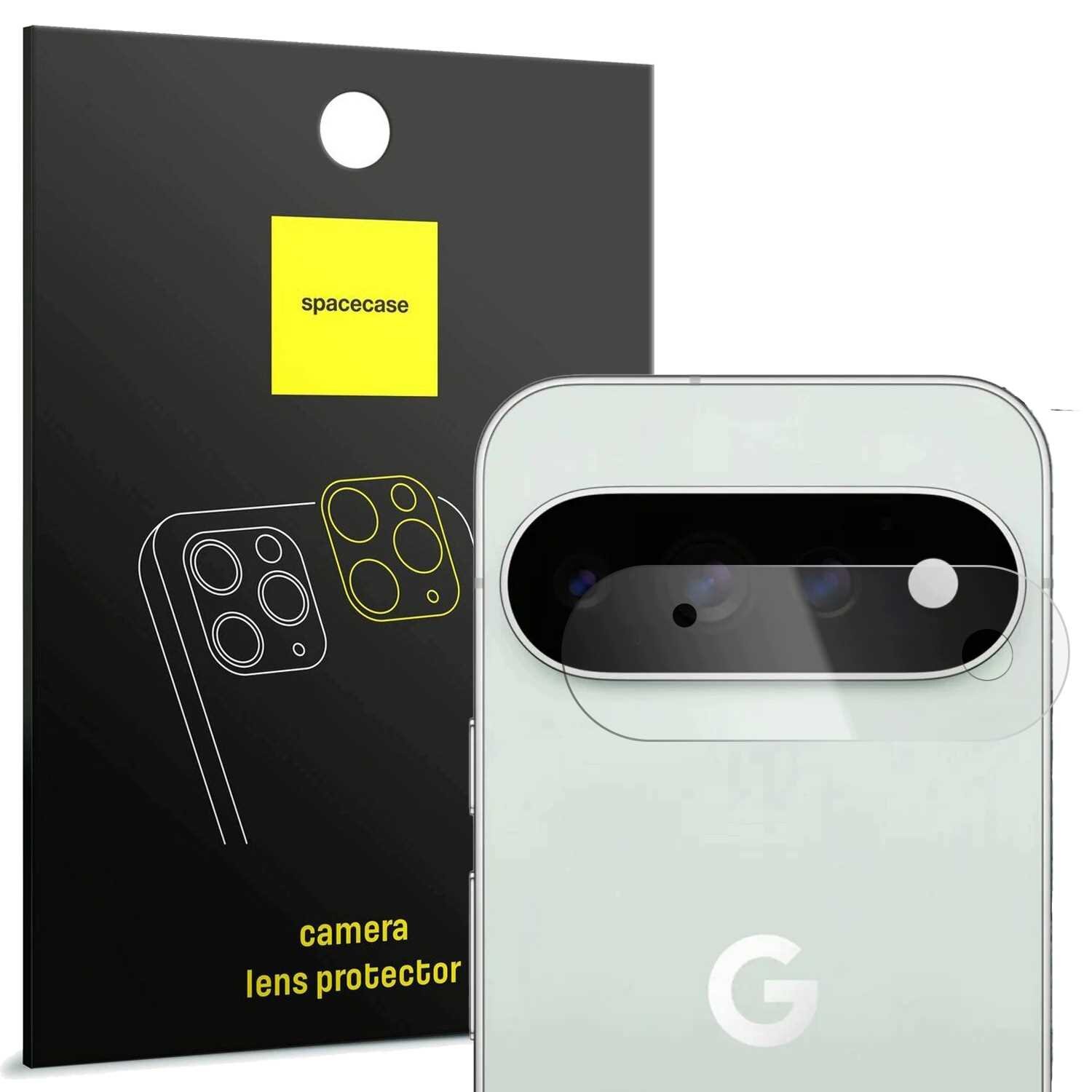 Na obrazie widoczny jest telefon z nałożonym szkłem ochronnym na aparat oraz opakowanie produktu z logo \'spacecase\'. Opakowanie zawiera grafikę przedstawiającą ochronę na obiektyw aparatu i napis \'camera lens protector\'.