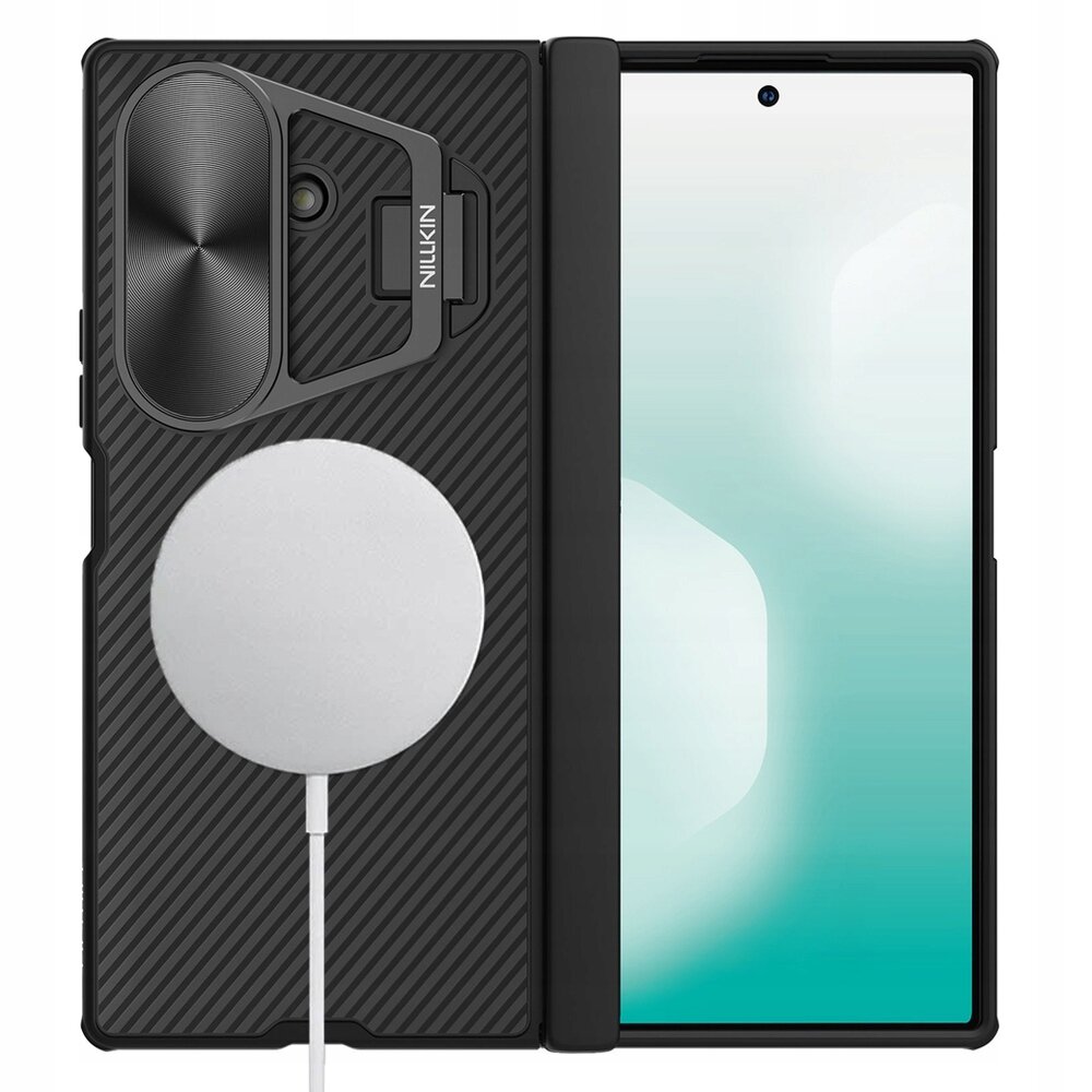 Etui na telefon z osłoną aparatu i podpórką, z widocznym logo \'Nillkin\'. Na etui znajduje się okrągły element przypominający ładowarkę MagSafe.