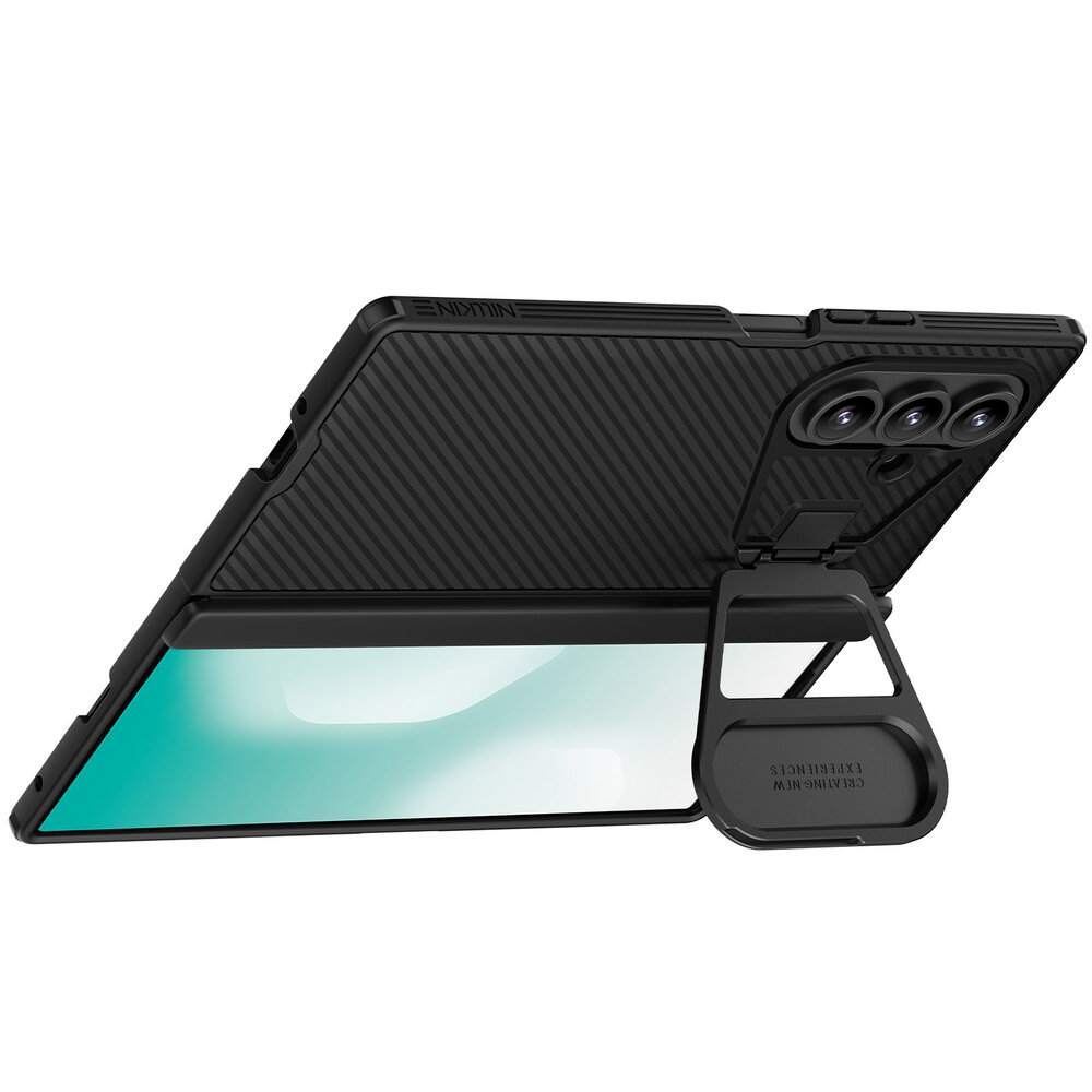 Czarne etui na telefon z widoczną osłoną aparatu i podpórką. Na podpórce znajduje się napis: \'ORIGINAL NEW EXPERIENCE\'.