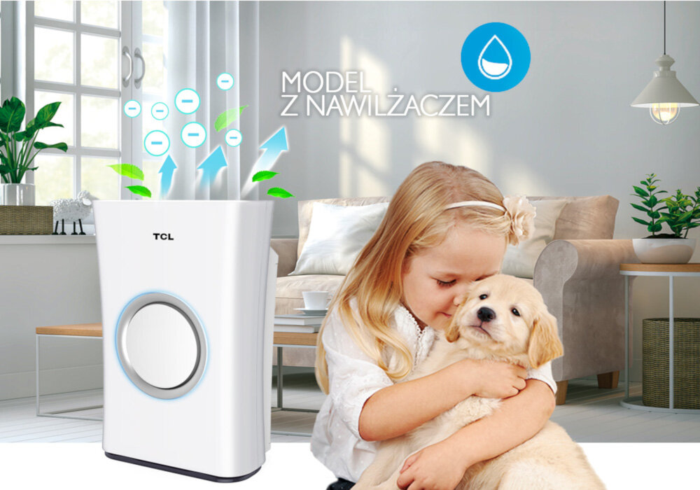 Na obrazie znajduje się oczyszczacz powietrza TCL z widocznymi ikonami wskazującymi na funkcję nawilżania. Obok siedzi dziecko przytulające psa, a w tle widać jasne wnętrze pokoju z roślinami i sofą.