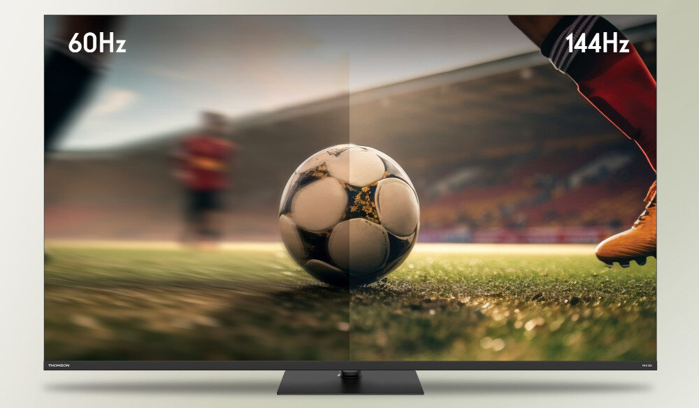 Obraz przedstawia piłkę nożną na boisku z rozmytym tłem stadionu, z widocznymi napisami \'60Hz\' i \'144Hz\'. Na dole ekranu znajduje się logo \'THOMSON\'.