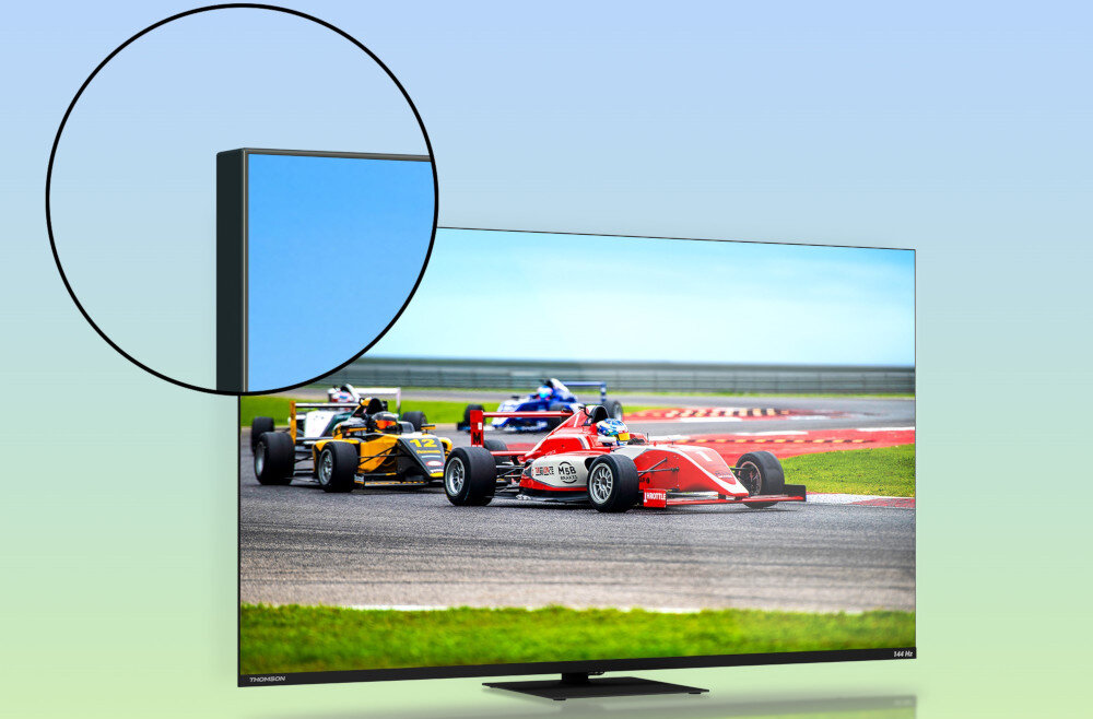 Telewizor wyświetla obraz z wyścigiem samochodowym na torze. Na ramce telewizora widoczne jest logo \'THOMSON\'.