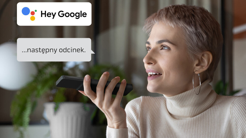 Osoba trzyma pilot i mówi do niego, obok widoczny jest tekst: \'Hey Google\' oraz dymek z napisem \'...następny odcinek.\'.
