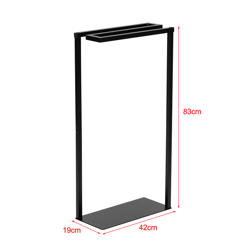 Czarny wieszak stojący na ręczniki o prostokątnej podstawie i dwóch poziomych ramionach. Wymiary to 83 cm wysokości, 42 cm szerokości i 19 cm głębokości.