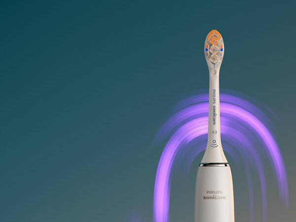 Szczoteczka soniczna z białą rączką i wymienną główką, na której widnieje napis \'PHILIPS Sonicare A3\'. W tle widoczne są fioletowe smugi sugerujące ruch.