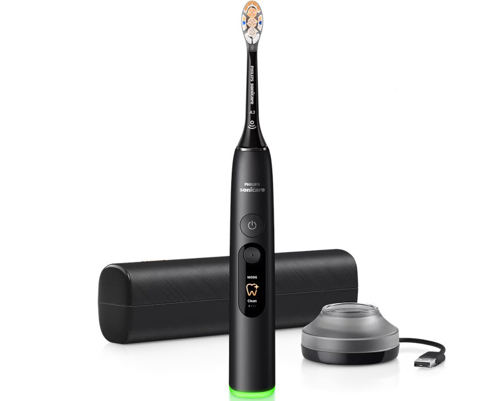 Czarna szczoteczka soniczna z napisem \'Philips Sonicare\' na uchwycie, z widocznym przyciskiem zasilania i trybem \'Clean\'. Obok znajduje się czarne etui oraz ładowarka z kablem USB.