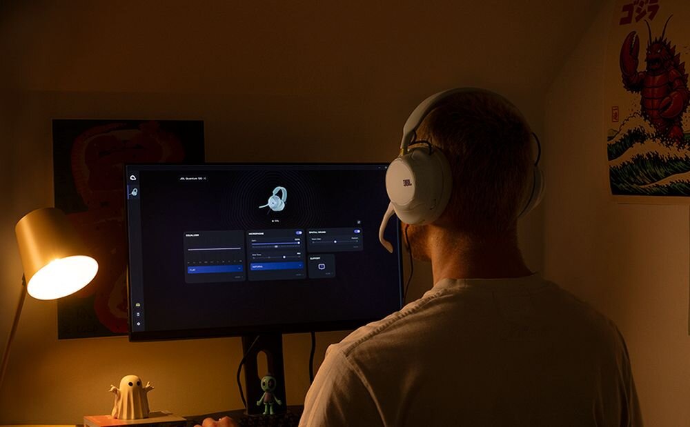 JBL Quantum 120 słuchawki gamingowe, JBL QuantumENGINE, profile dźwięku, wizualizator dźwięku, osoba z założonymi słuchawkami