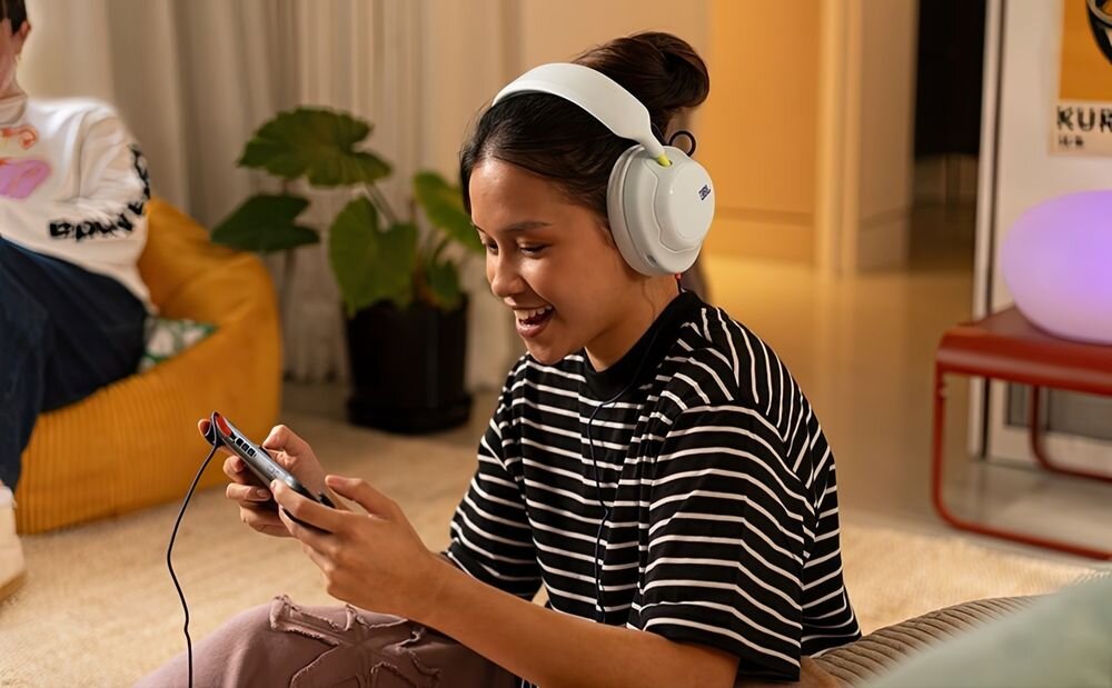 JBL Quantum 120 słuchawki gamingowe, JBL Quantum Spatial Sound, dźwięk przestrzenny i kierunkowy, osoba z założonymi słuchawkami