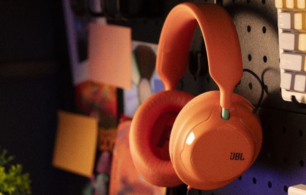 JBL Quantum 120 słuchawki gamingowe, lekka konstrukcja, silikonowy pałąk, materiałowe poduszki nauszne, osoba z założonymi słuchawkami