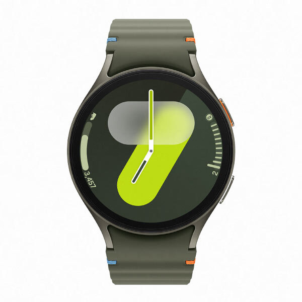 Smartwatch z zielonym paskiem i okrągłym wyświetlaczem, na którym widoczny jest duży, żółty element graficzny oraz liczba 3,457. Obudowa zegarka ma przyciski z kolorowymi akcentami.