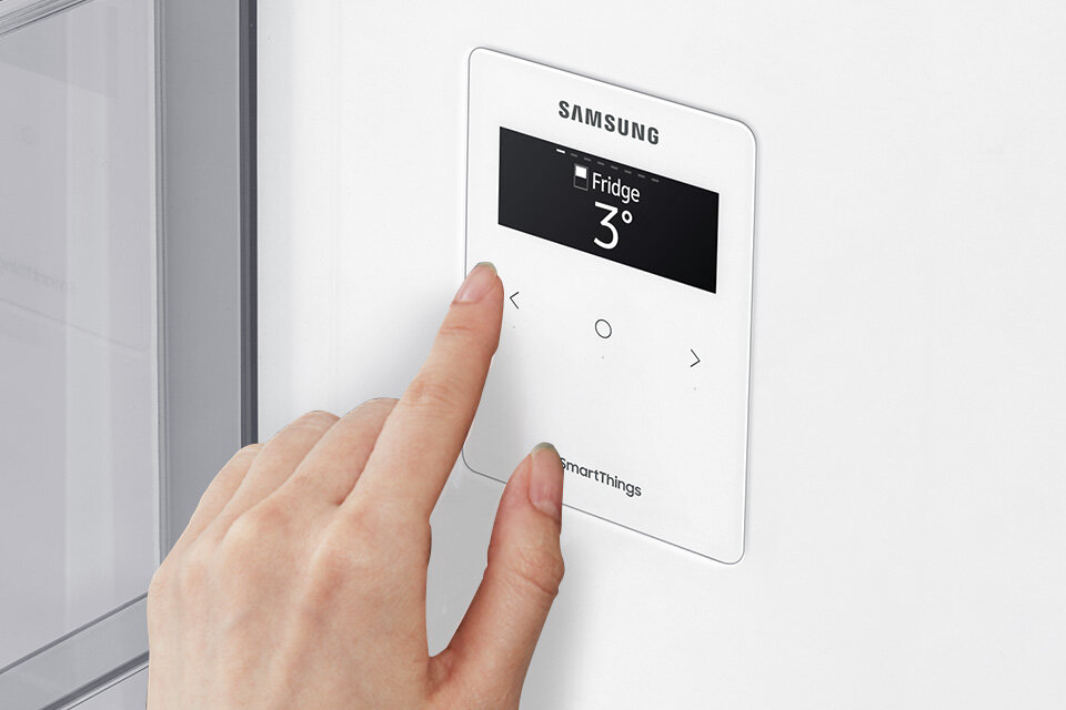 Panel sterowania lodówki z wyświetlaczem pokazującym temperaturę 3°C. Widoczny jest napis \'SAMSUNG\' oraz \'Fridge\' i \'SmartThings\'.
