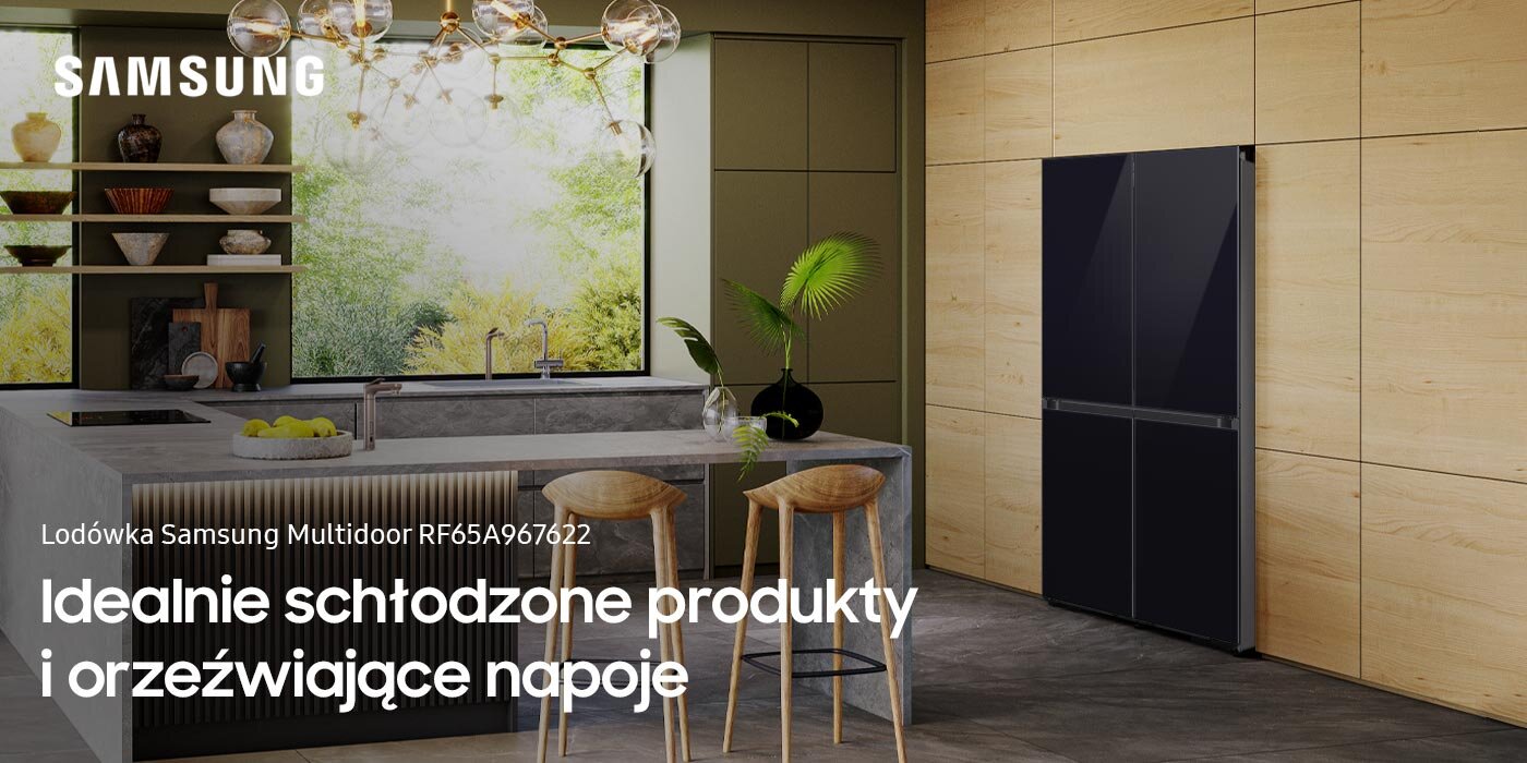 Lodówka Multidoor Samsung RF65A967622 umieszczona między jasnymi panelami. Urządzenie dostępne jest w ofercie sprzedażowej sklepu Media Expert Wnętrze nowoczesnej kuchni z czarną lodówką wielodrzwiową. Na obrazie widoczny jest tekst: \'Lodówka Samsung Multidoor RF65A967622 Idealnie schłodzone produkty i orzeźwiające napoje\'.