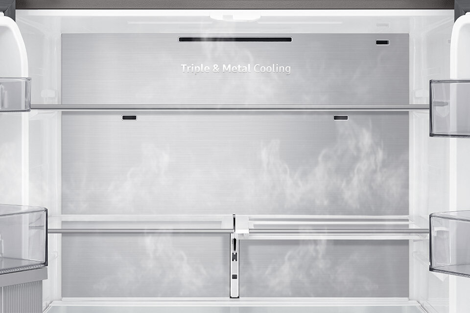 Wnętrze lodówki z widocznymi półkami i napisem \'Triple & Metal Cooling\'. W tle widoczna jest para, co sugeruje działanie systemu chłodzenia.