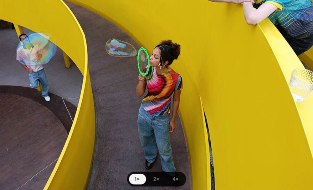 Smartfon XIAOMI Redmi Note 14 Pro 8/256GB 6.67 cali 120Hz Niebieski prezentacja zdjęcia zrobionego przez smartfona dziewczyna puszczająca bańki główny aparat 200 MP optyczna stabilizacja obrazu OIS AI czujnik 1/1,4 przesłona f/1.65 technologia 16-w-1 Super Pixel wyrazistość szczegółowość obiektyw ultraszerokokątny 8 MP 2 MP makro
