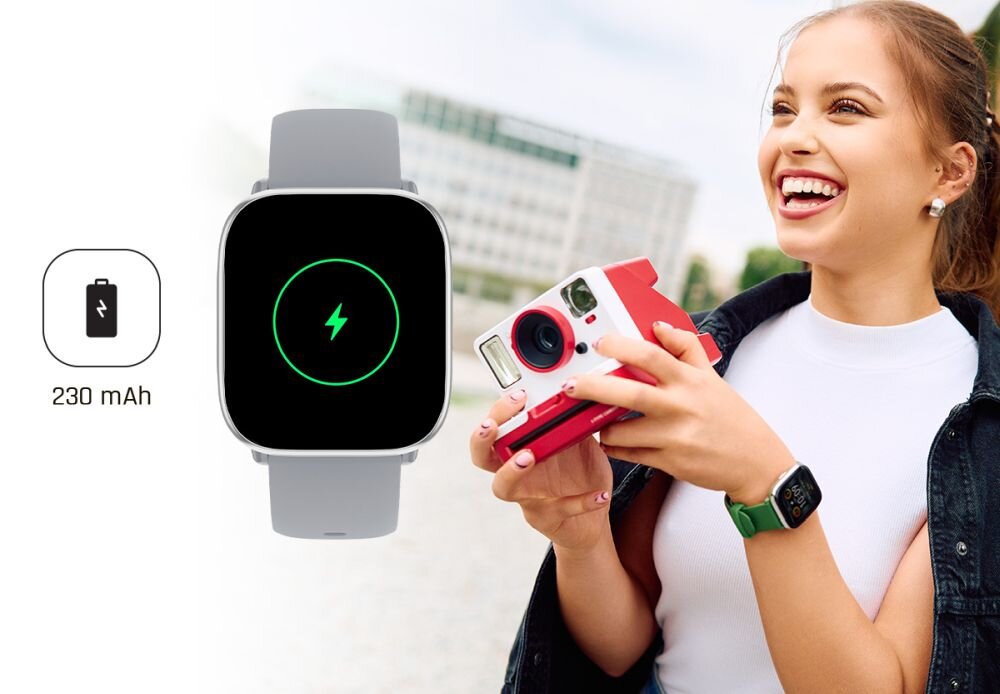 Obraz przedstawia smartwatch z zielonym paskiem i ekranem pokazującym ikonę ładowania. Obok widoczna jest ikona baterii z napisem \'230 mAh\'.