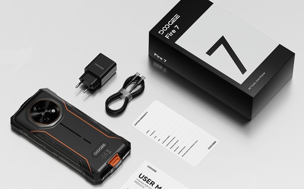 Na obrazie znajduje się smartfon z widocznym logo \'DOOGEE\' oraz akcesoria: ładowarka, kabel USB, instrukcja obsługi i pudełko z napisem \'DOOGEE Fire 7\'.