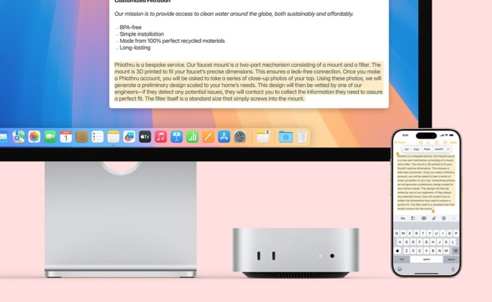 Na obrazie widoczny jest komputer stacjonarny w srebrnym kolorze oraz smartfon z wyświetlonym tekstem. Na ekranie monitora znajduje się tekst dotyczący produktu, a w tle jest różowe tło.