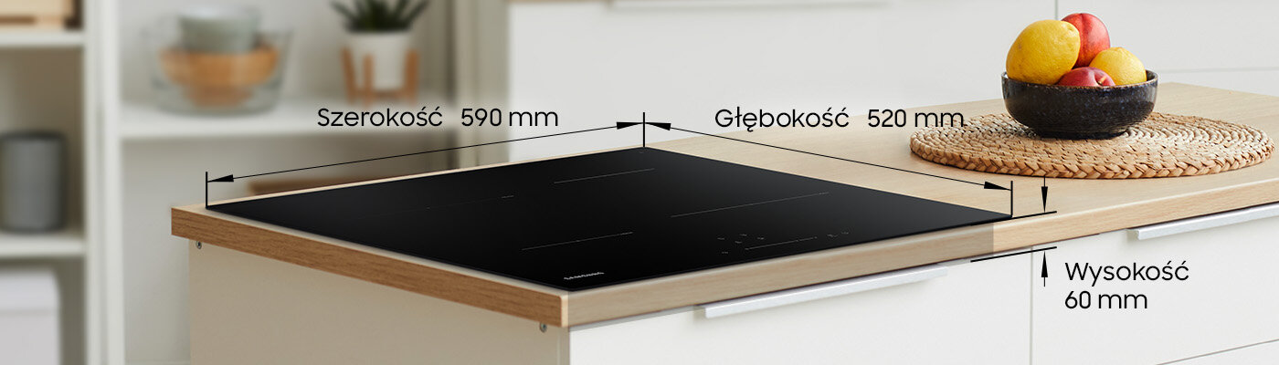 Wymiary płyty indukcyjnej Samsung NZ64T3707A1 Na blacie kuchennym znajduje się czarna płyta indukcyjna z oznaczeniami wymiarów: szerokość 590 mm, głębokość 520 mm, wysokość 60 mm. Obok płyty stoi miska z owocami na plecionym podkładzie.