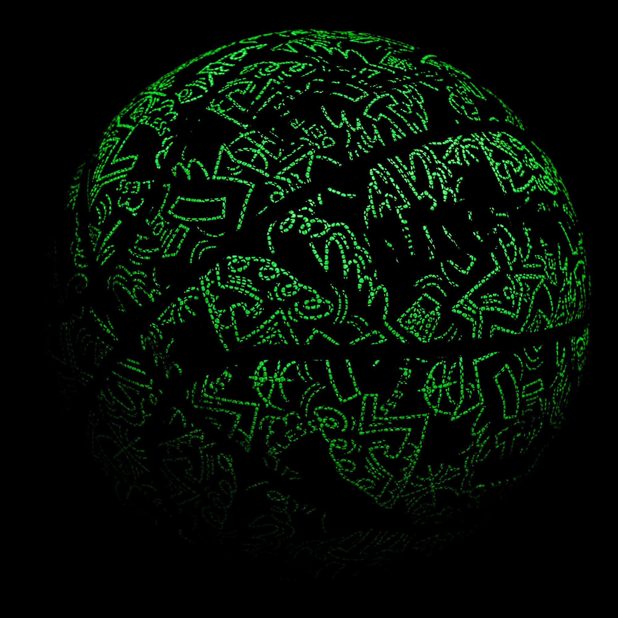 Piłka do koszykówki z fluorescencyjnym, miętowym wzorem na czarnym tle, widoczna w ciemności.