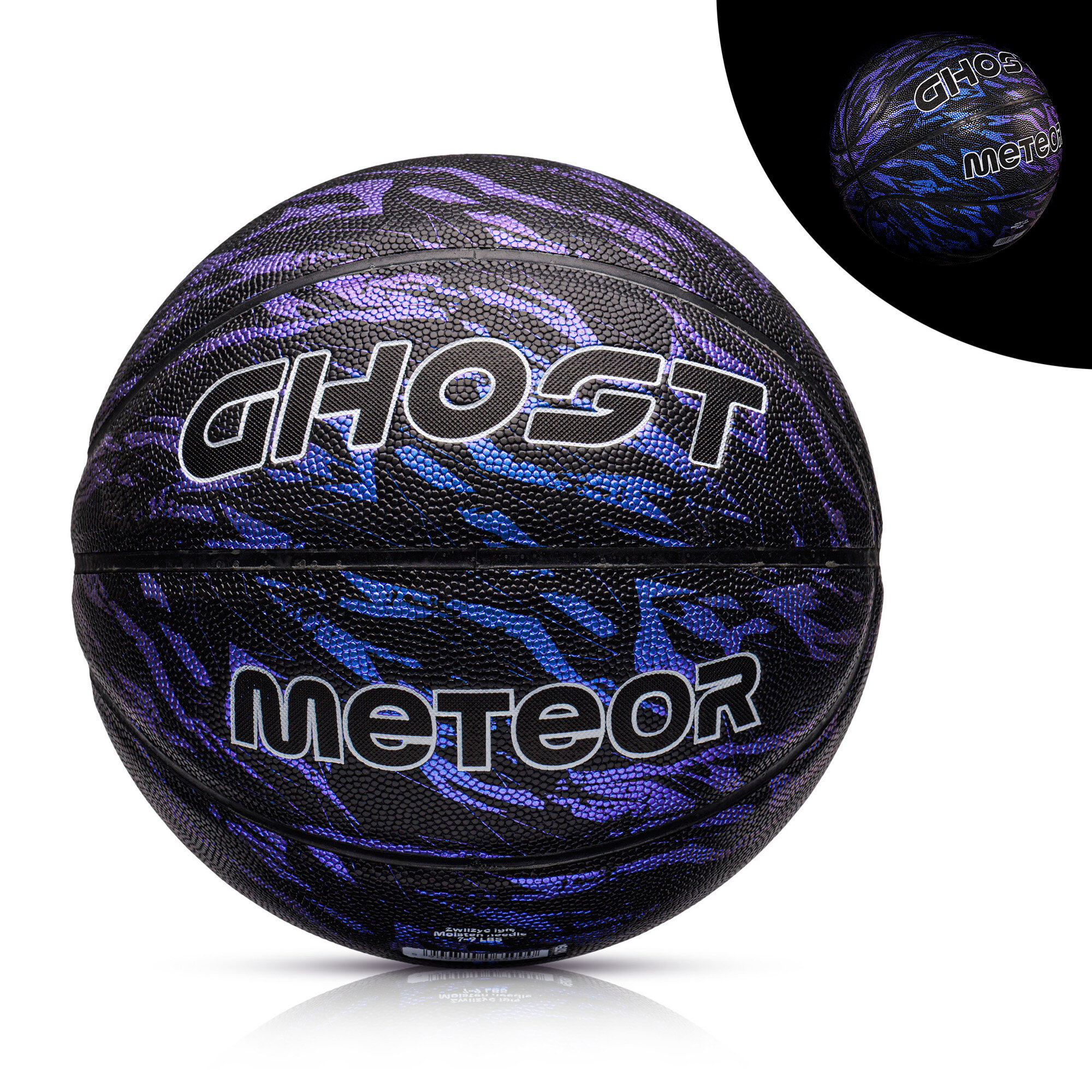 Piłka do koszykówki z napisem \'GHOST\' i \'METEOR\' na powierzchni, w kolorach czarnym, niebieskim i fioletowym z wzorem przypominającym fale.