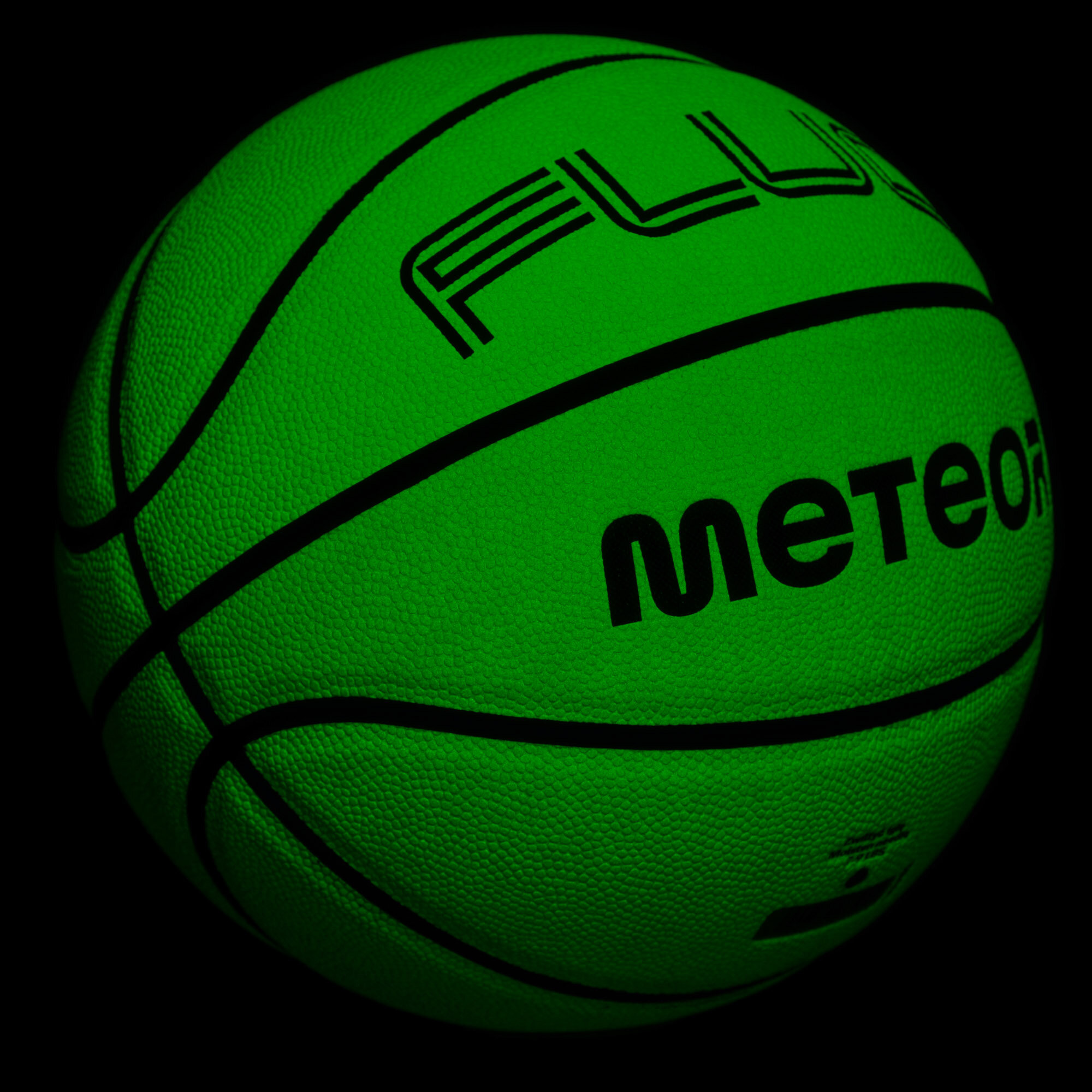 Piłka do koszykówki w kolorze neonowej zieleni z czarnymi napisami \'FLUO\' i \'meteor\'.