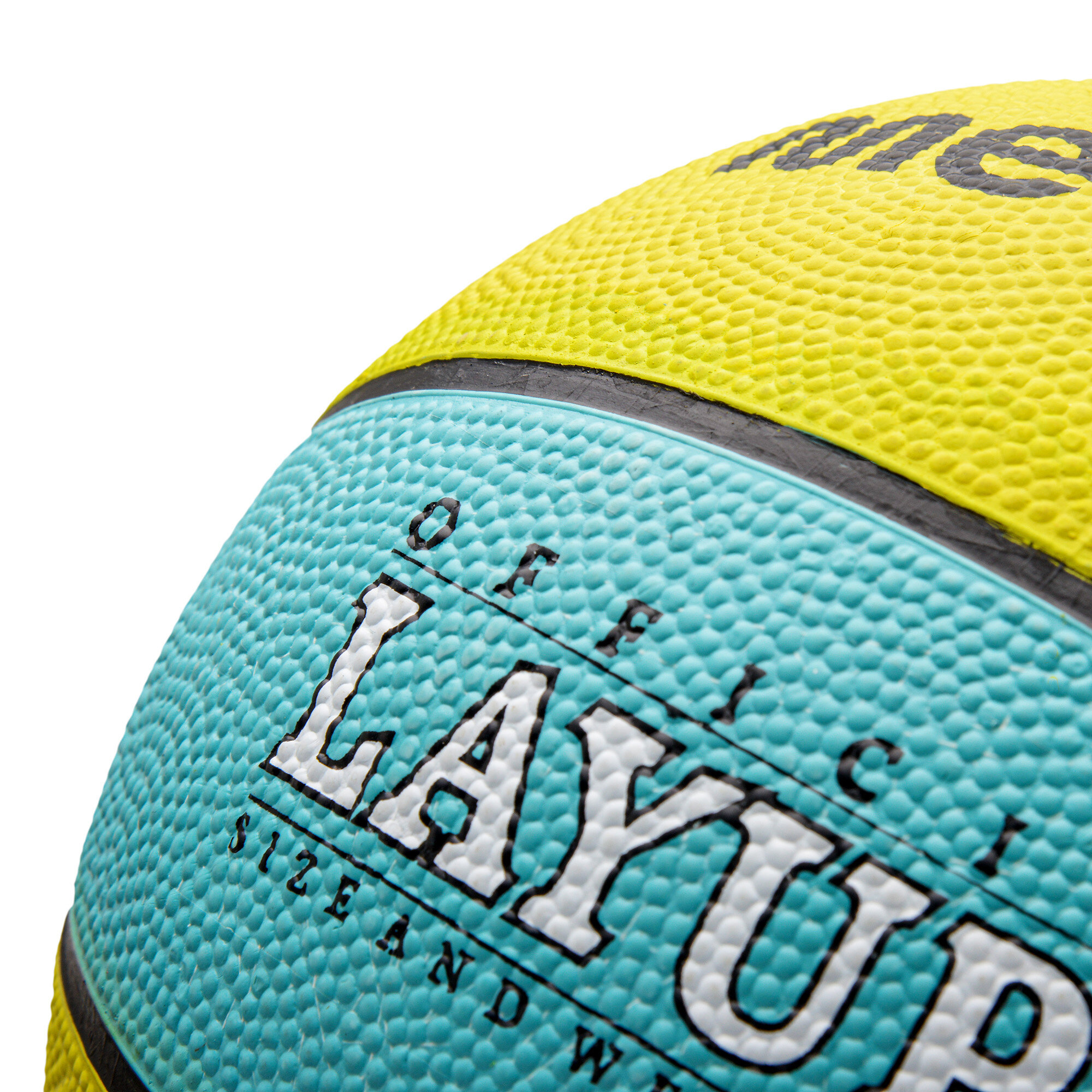Fragment piłki do koszykówki w kolorach żółtym i niebieskim z widocznym napisem \'OFFICIAL LAYUP SIZE AND WEIGHT\'.
