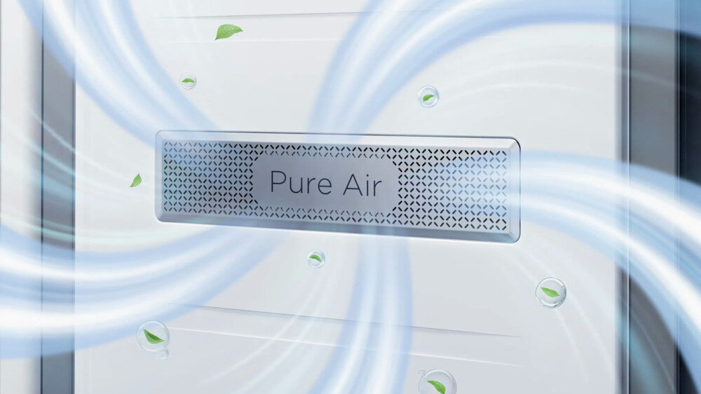 Obraz przedstawia panel z napisem \'Pure Air\' otoczony wzorem kratki. Wokół panelu widoczne są niebieskie linie symbolizujące przepływ powietrza oraz zielone liście.