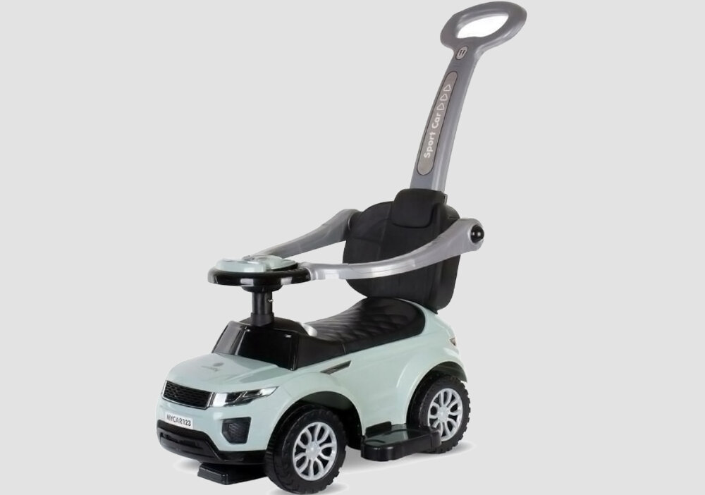 Jeździk w kształcie samochodu w kolorze turkusowym z czarnym siedzeniem i srebrną rączką do pchania. Na rączce widoczny jest napis \'Sport Car\'.