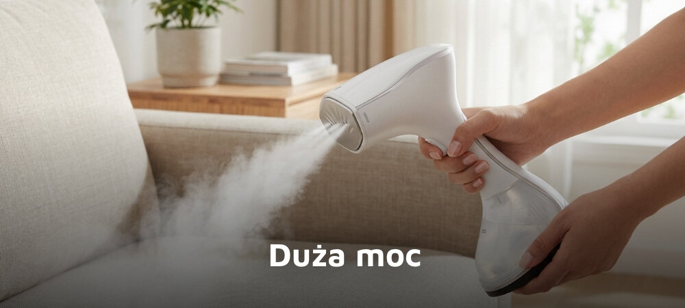 Osoba trzyma białą parownicę do ubrań, z której wydobywa się para. Na obrazie widoczny jest tekst: \'Duża moc\'.