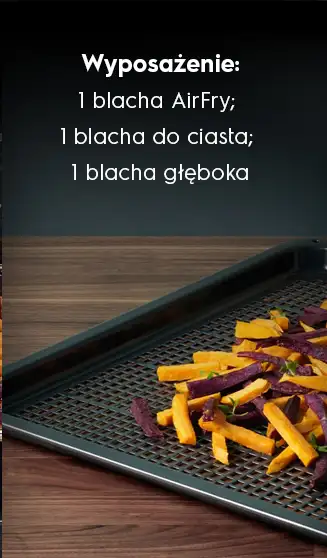 Na obrazie widoczna jest blacha z frytkami na drewnianym blacie. Obok znajduje się tekst: \'Wyposażenie: 1 blacha AirFry; 1 blacha do ciasta; 1 blacha głęboka\'.