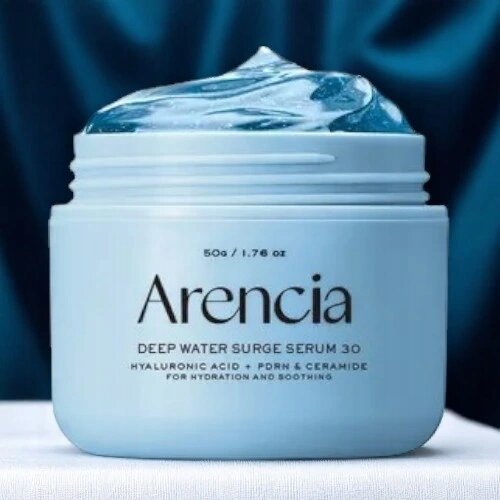 Niebieski słoik z napisem \'Arencia DEEP WATER SURGE SERUM 30 HYALURONIC ACID + PDRN & CERAMIDE FOR HYDRATION AND SOOTHING\'. Wewnątrz widoczny jest niebieski żel.