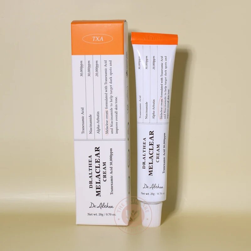Na obrazie widoczny jest krem Dr.Althea Melaclear Cream w tubce o pojemności 20 g oraz jego opakowanie. Na opakowaniu i tubce znajdują się napisy dotyczące składu, takie jak \'Tranexamic Acid 30,000ppm\', \'Niacinamide\', \'Alpha-Arbutin\'.