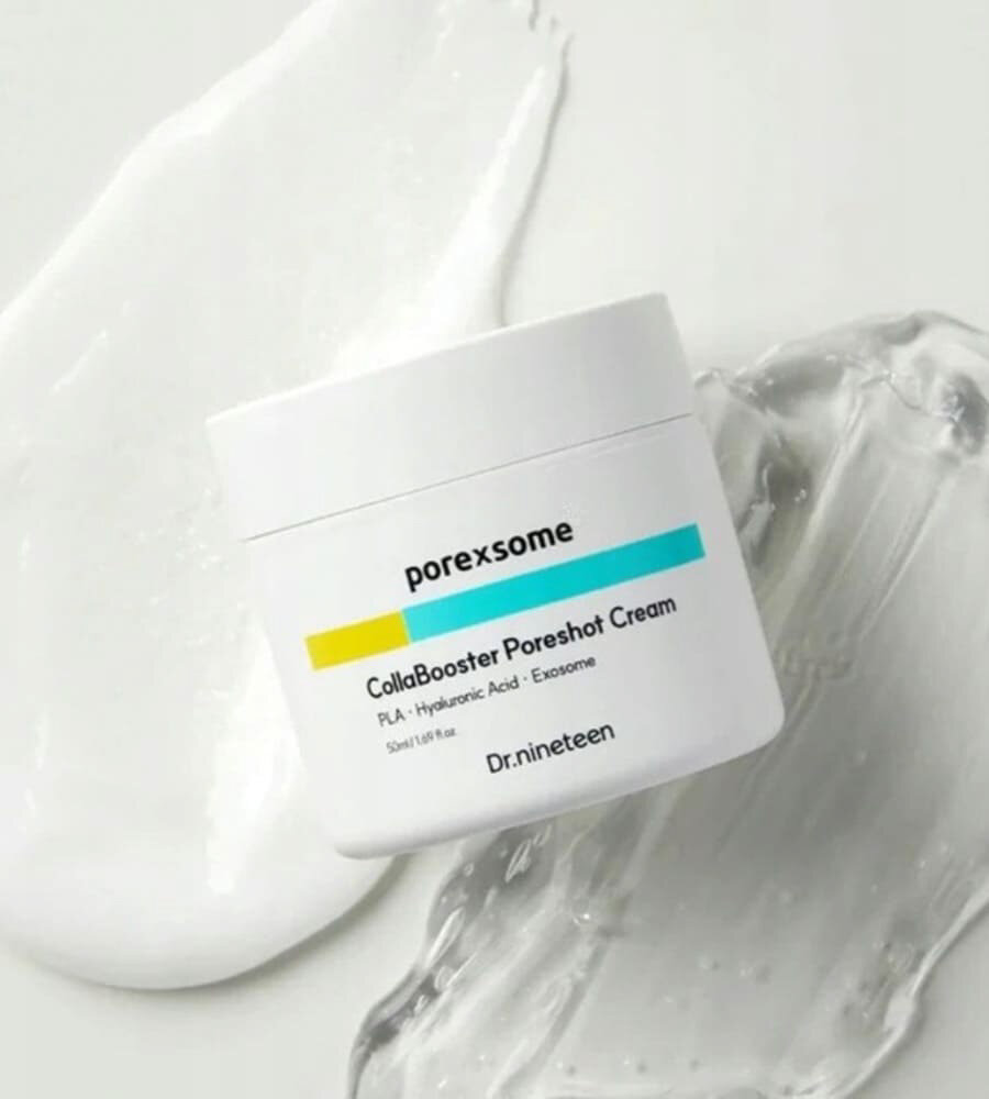 Biały słoik z napisem \'porexsome CollaBooster Poreshot Cream PLA - Hyaluronic Acid - Exosome 50ml / 1.69 fl.oz Dr.nineteen\' leży na rozsmarowanym kremie.