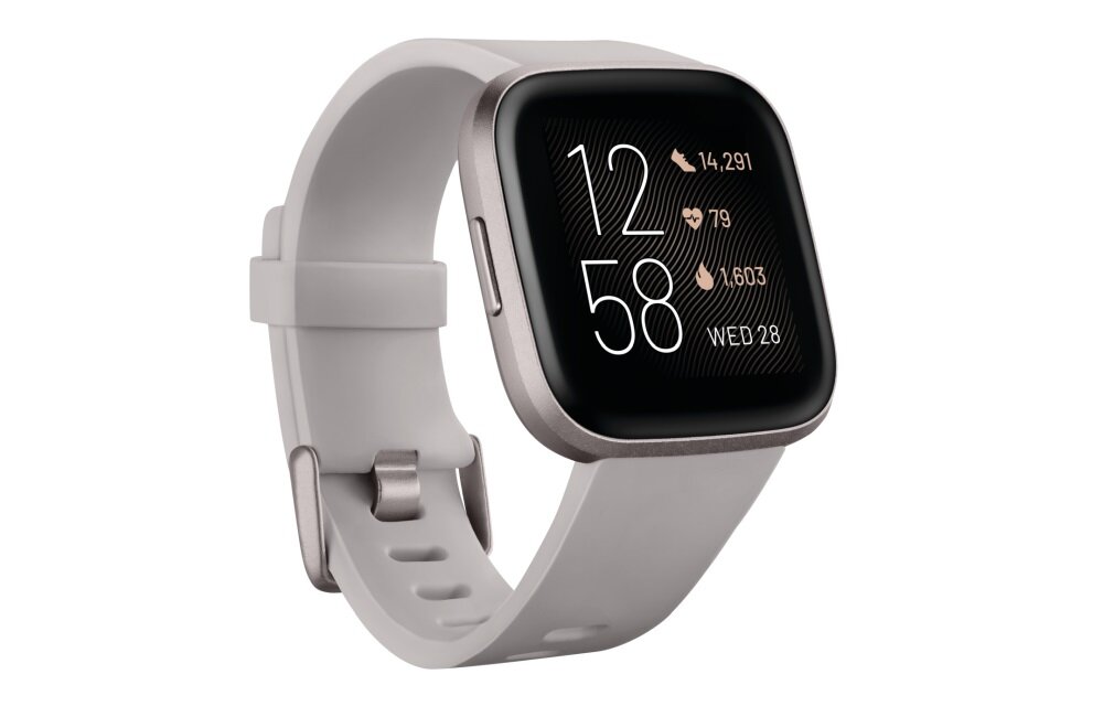 Szary smartwatch z prostokątnym wyświetlaczem, na którym widoczne są duże cyfry 12:58 oraz ikony z liczbami 14,291, 79, 1,603 i napis WED 28.