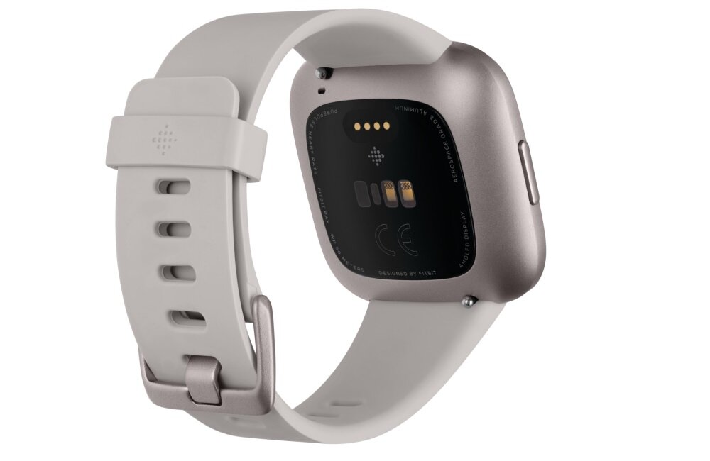 Smartwatch z szarym paskiem i metalową kopertą, widoczny od tyłu z czujnikami na spodzie. Na pasku znajduje się logo producenta.