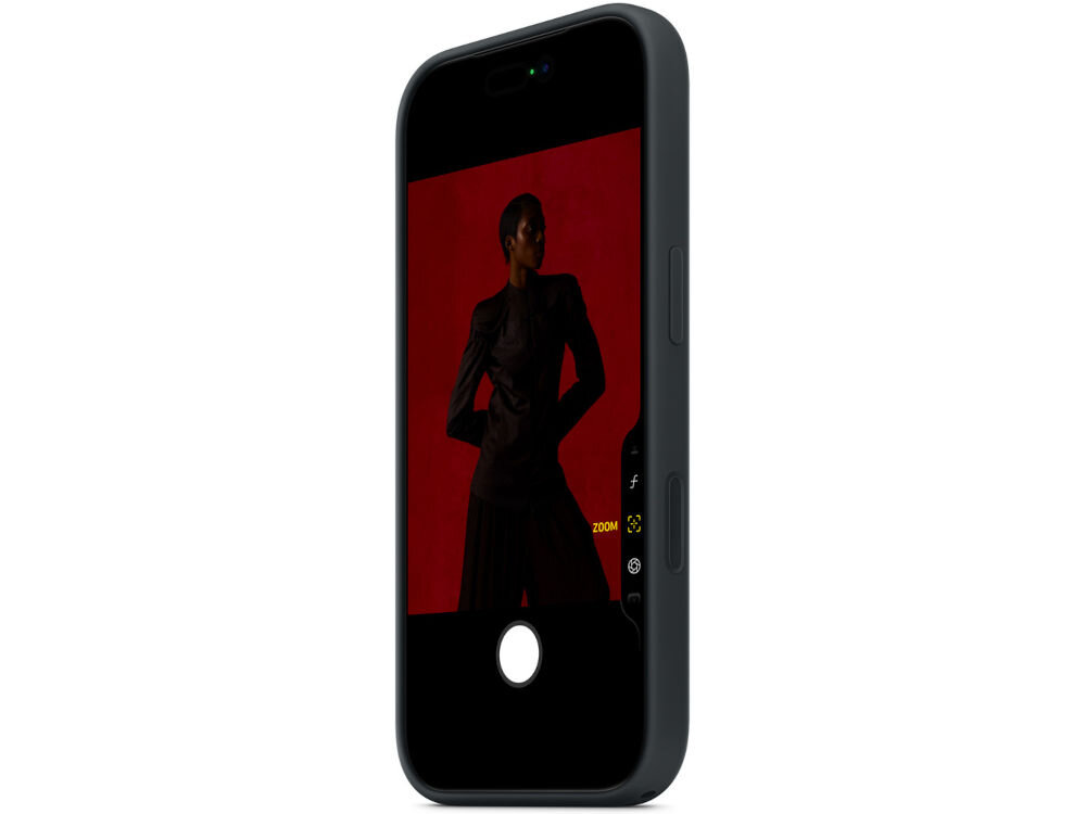 Czarny silikonowy futerał na telefon z widocznym ekranem, na którym znajduje się zdjęcie osoby na czerwonym tle. Na ekranie widoczne są również ikony aplikacji fotograficznej.