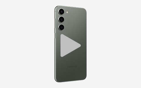 Smartfon z trzema aparatami z tyłu, w kolorze ciemnym. Na ekranie widoczna jest ikona odtwarzania wideo.