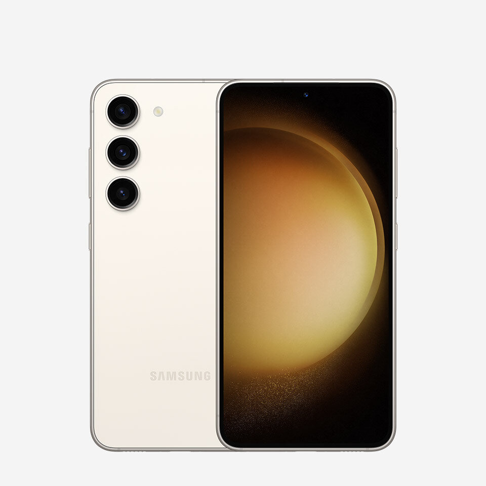 Na obrazie widoczny jest smartfon z trzema aparatami z tyłu i ekranem z wyświetlonym abstrakcyjnym wzorem. Na obudowie znajduje się napis \'SAMSUNG\'.