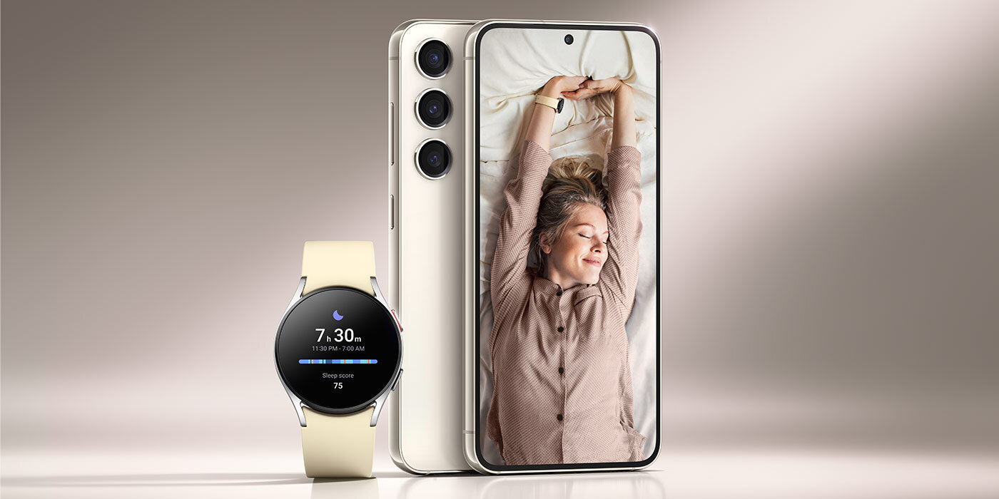 Na obrazie widoczny jest smartfon z dużym ekranem, na którym wyświetlana jest osoba leżąca na łóżku. Obok znajduje się smartwatch z wyświetlaczem pokazującym godzinę 7:30 i informację o jakości snu.
