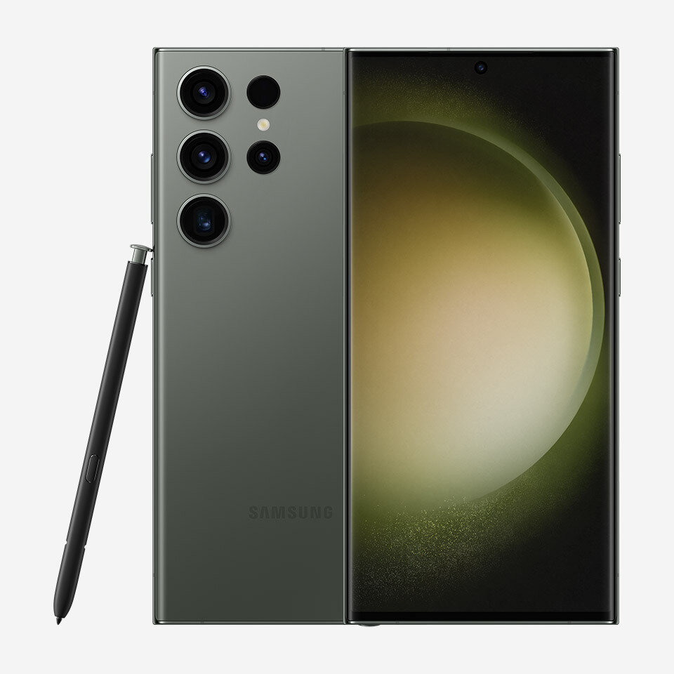 Obraz przedstawia smartfon z trzema widocznymi obiektywami aparatu i rysikiem obok. Na tylnej obudowie widoczne jest logo \'SAMSUNG\'.