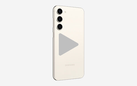 Na obrazie widoczny jest smartfon w jasnym kolorze z trzema aparatami z tyłu. Na obudowie znajduje się logo \'SAMSUNG\'.