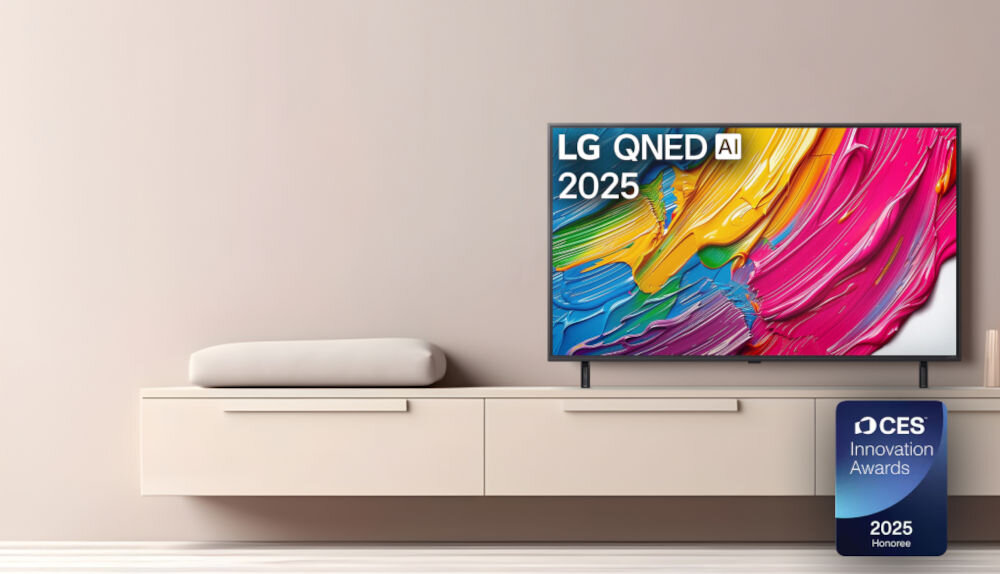 Telewizor z kolorowym wyświetlaczem i napisem \'LG QNED AI 2025\' stoi na jasnej szafce. Obok znajduje się odznaczenie \'CES Innovation Awards 2025 Honoree\'.