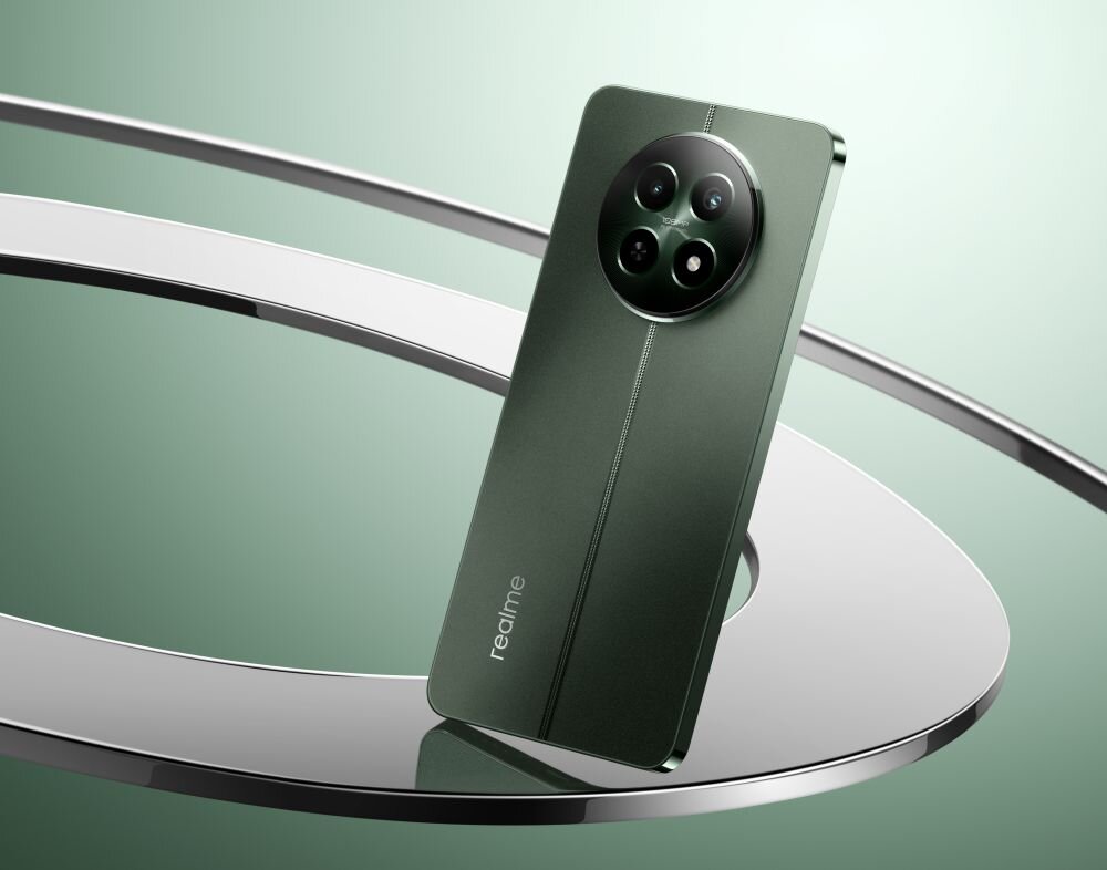 Smartfon w kolorze zielonym z okrągłym modułem aparatu z trzema obiektywami. Na obudowie widoczne jest logo \'realme\'.