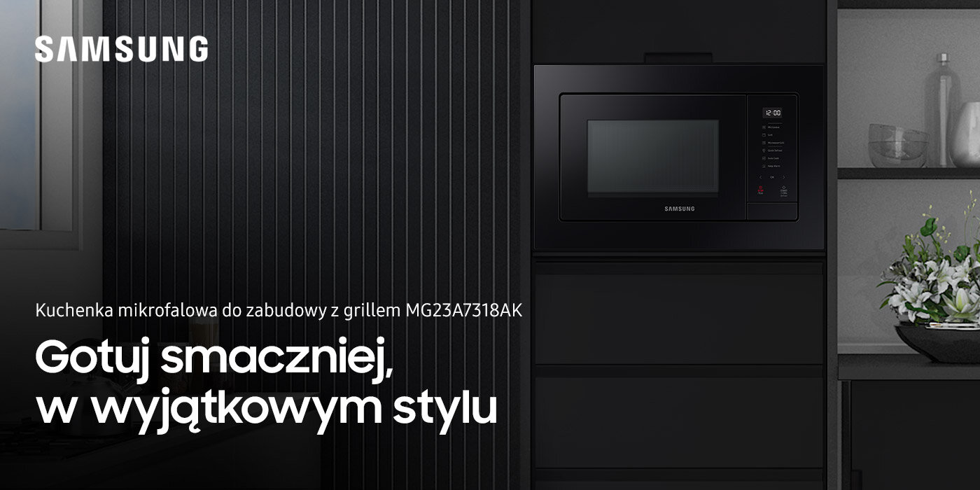 Kuchenka mikrofalowa Samsung MG23A7318AK dostępna w Media Expert Czarna kuchenka mikrofalowa do zabudowy z grillem marki Samsung jest wkomponowana w nowoczesną kuchnię. Widoczny tekst: \'Kuchenka mikrofalowa do zabudowy z grillem MG23A7318AK\', \'Gotuj smaczniej, w wyjątkowym stylu\'.