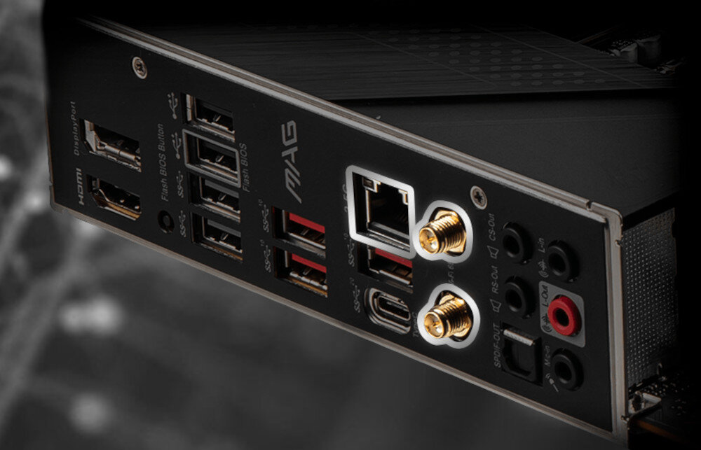 Zdjęcie przedstawia panel tylny płyty głównej z różnymi portami, w tym USB, HDMI, Ethernet oraz złączami audio. Na panelu widoczne jest logo \'MAG\'.