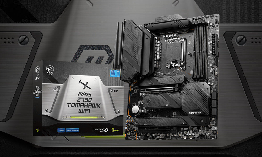 Na obrazie widoczna jest płyta główna z oznaczeniami \'TOMAHAWK\' oraz opakowanie z napisem \'MAG Z790 TOMAHAWK WIFI\'. W tle znajduje się logo producenta MSI.